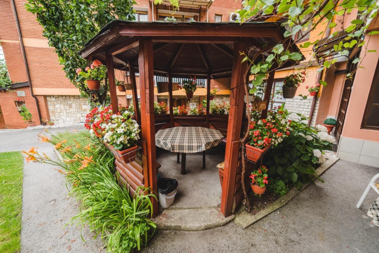 Rooms & Apartment Gh Pasha Тузла Екстер'єр фото